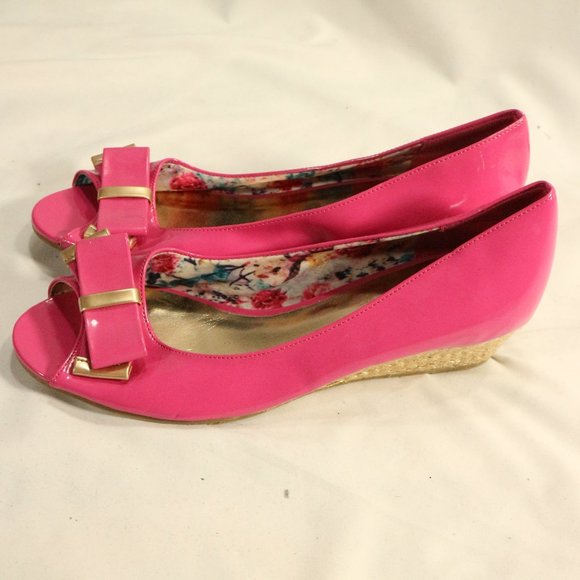 LIV & MADDIE Pink Patent Leather Bow Front Peep Toe Wedges Size 6 - Picture 2 of 10